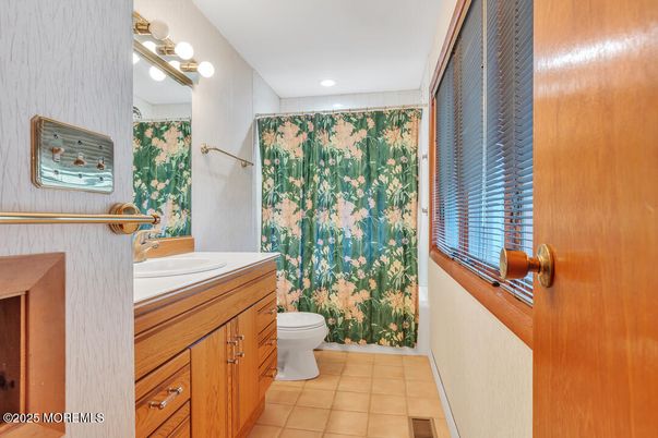 Bathroom, Interior, Recessed Lighting, Tile Countertops