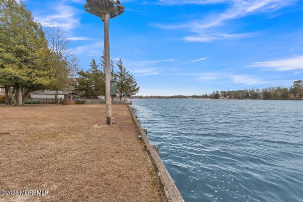 Exterior, Lake