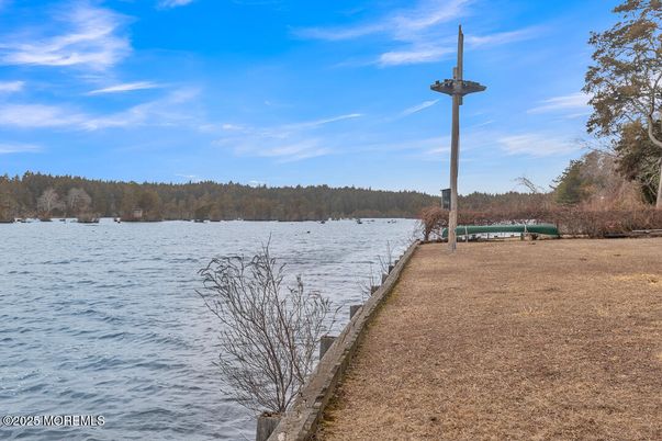 Exterior, Lake