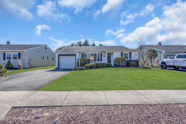 Attached, Exterior, Facade, Ranch