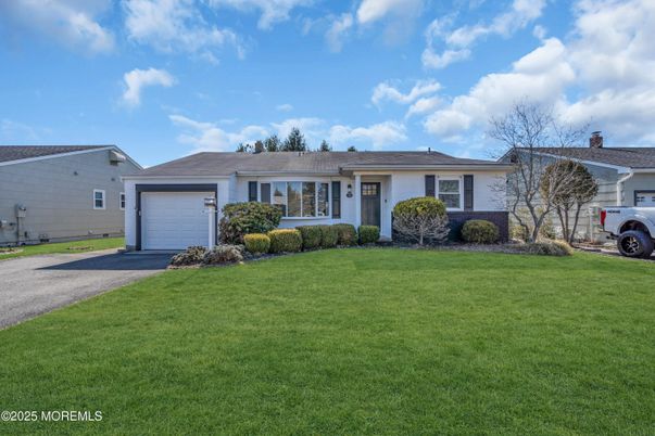 Attached, Exterior, Facade, Ranch