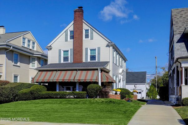 Exterior, Facade, Queen Anne Victorian