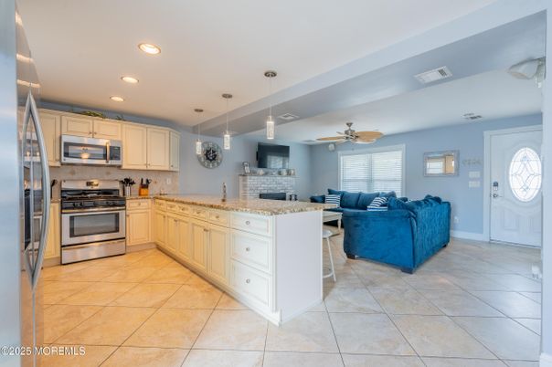 Interior, Kitchen, Living room, Pendant Lights, Recessed Lighting, Stainless Steel Appliances