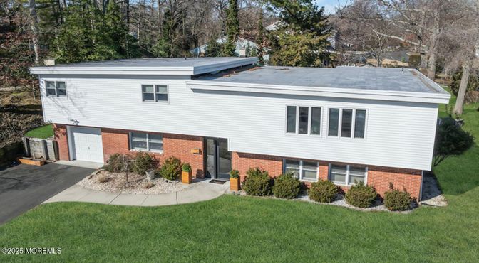 Attached, Exterior, Facade, Brick Facade, Split Level