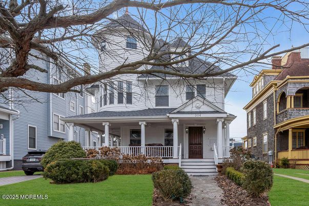 Exterior, Facade, American Foursquare