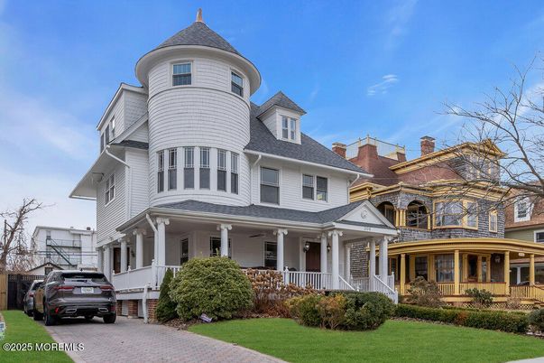 Exterior, Facade, Queen Anne Victorian