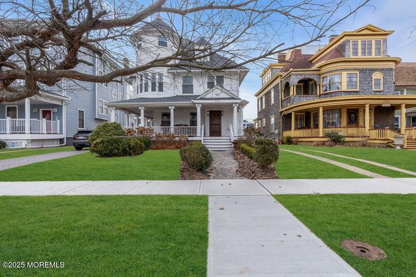 Exterior, Facade, Queen Anne Victorian