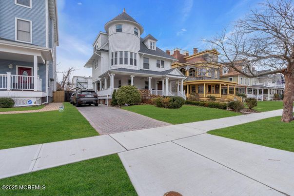 Exterior, Facade, Queen Anne Victorian