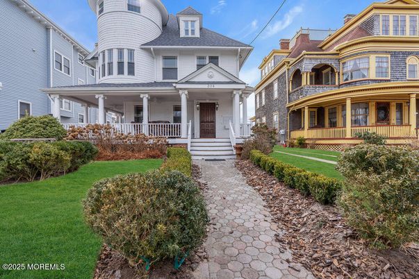 Exterior, Facade, Queen Anne Victorian