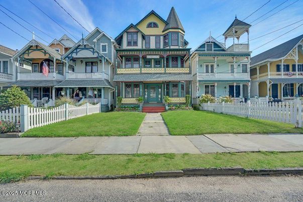 Exterior, Facade, Queen Anne Victorian