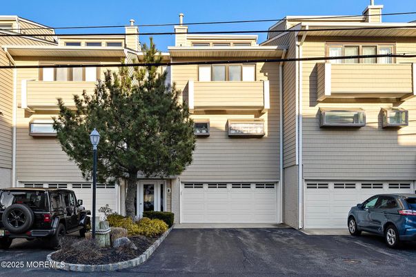 Attached, Exterior, Facade, Rowhouse