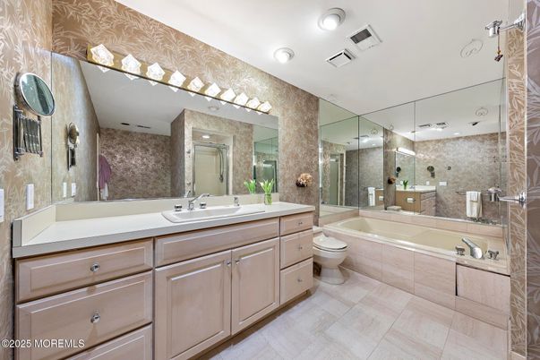 Bathroom, Dual Sink Vanities, Interior, Recessed Lighting