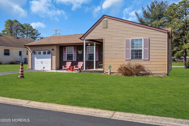 Attached, Exterior, Facade, Ranch