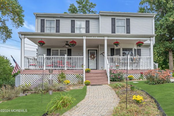Exterior, Facade, American Foursquare