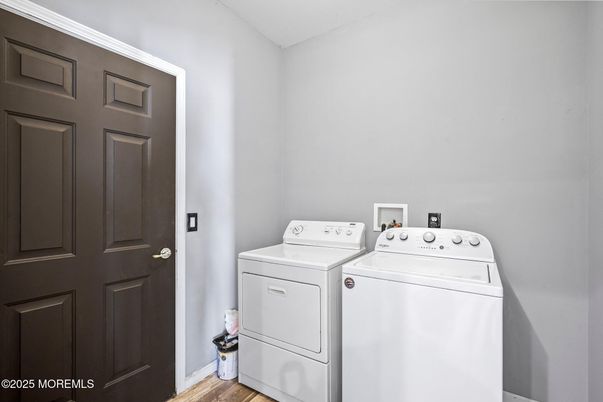 Interior, Utility Closets, Washer, Wood Texture Flooring