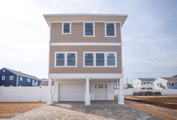 Attached, Exterior, Facade, Rowhouse