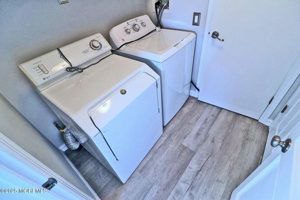 Interior, Washer, Wood Texture Flooring
