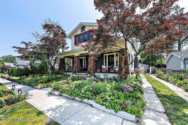 Exterior, Facade, Brick Facade, Queen Anne Victorian