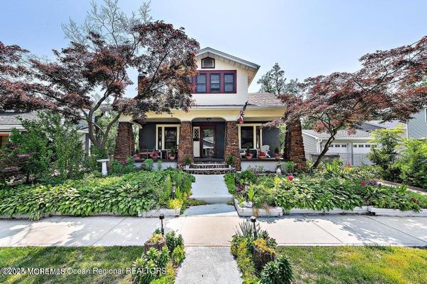 Exterior, Facade, Brick Facade, Queen Anne Victorian