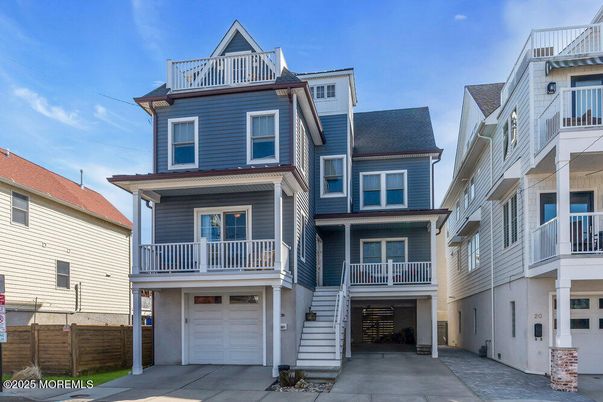 Attached, Exterior, Facade, Rowhouse