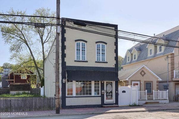 Exterior, Facade, Rowhouse