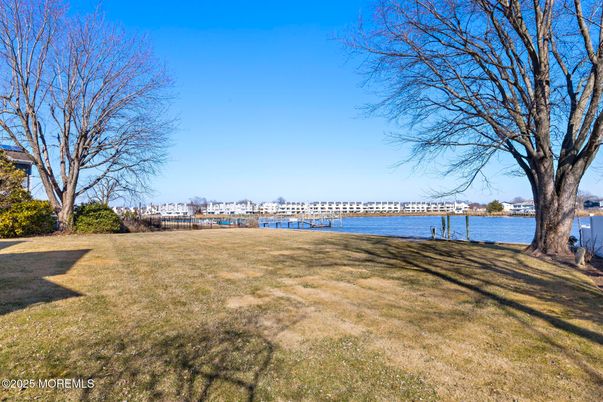 Exterior, Lake