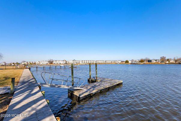 Exterior, Lake