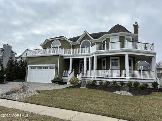 Attached, Exterior, Facade, Queen Anne Victorian
