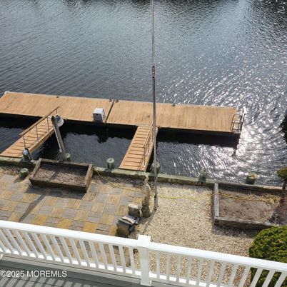 Exterior, Lake