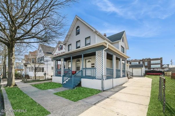 Backyard, Exterior, Facade, Queen Anne Victorian