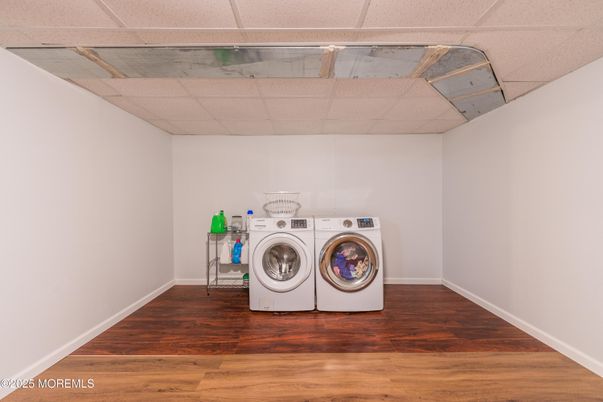 Interior, Utility Closets, Washer, Wood Texture Flooring