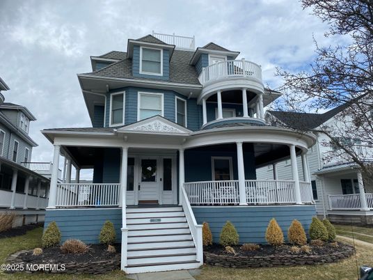 Exterior, Facade, Queen Anne Victorian