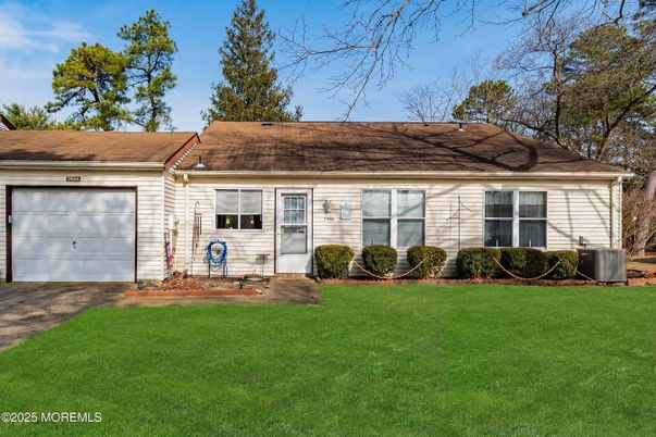 Attached, Exterior, Facade, Ranch
