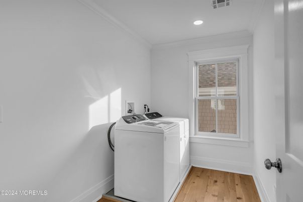 Interior, Recessed Lighting, Washer, Wood Texture Flooring