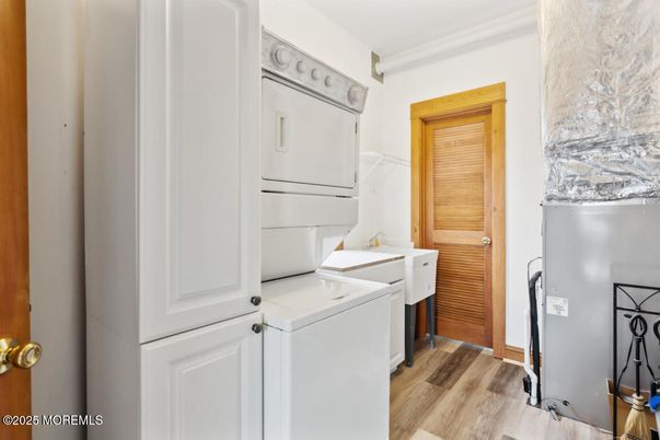 Interior, Washer, Wood Texture Flooring