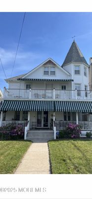 Exterior, Facade, Queen Anne Victorian