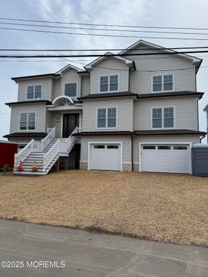 Attached, Exterior, Facade, American Craftsman
