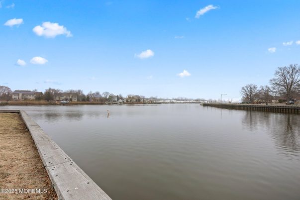 Exterior, Lake