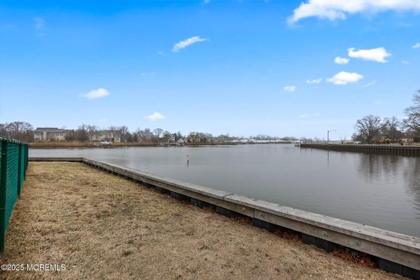 Exterior, Lake
