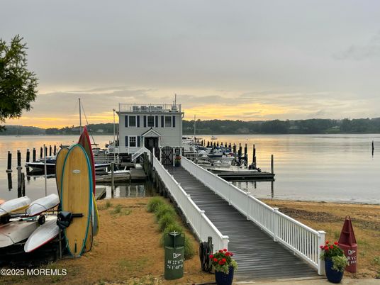 Exterior, Lake