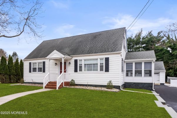 Attached, Exterior, Facade, Cape Cod
