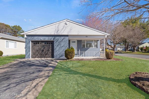 Attached, Exterior, Facade, Ranch