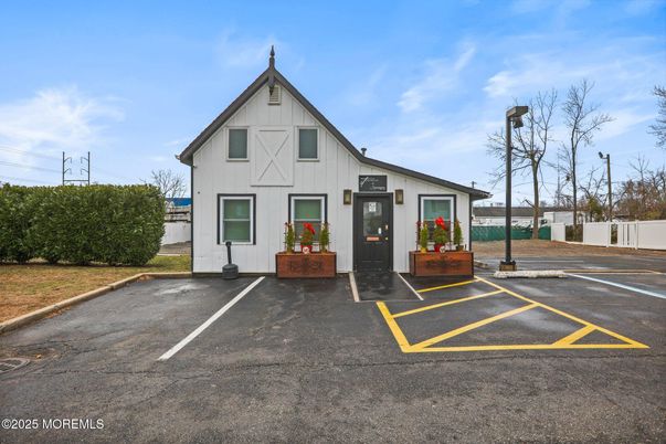 Exterior, Facade, Farmhouse
