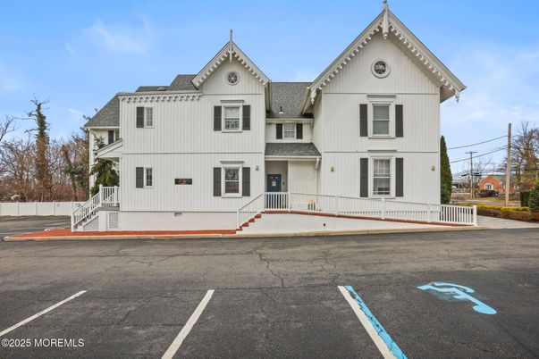 Exterior, Facade, Farmhouse