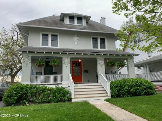Exterior, Facade, American Foursquare
