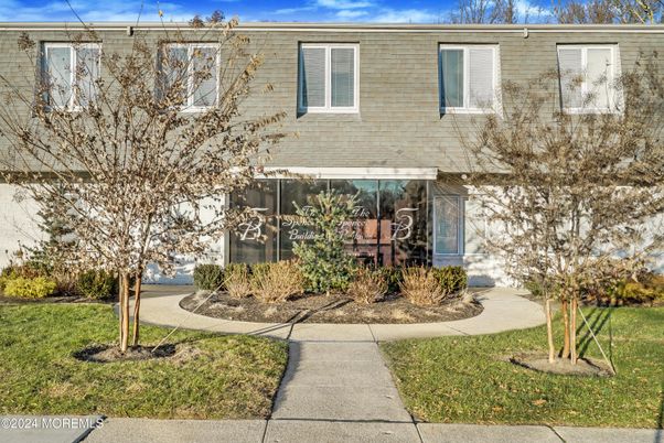 Exterior, Facade, Ranch