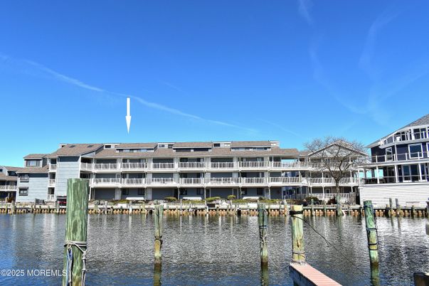 Exterior, Lake