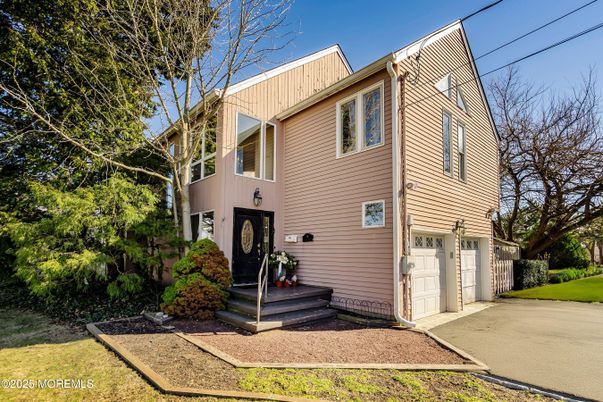 Attached, Exterior, Facade, Rowhouse