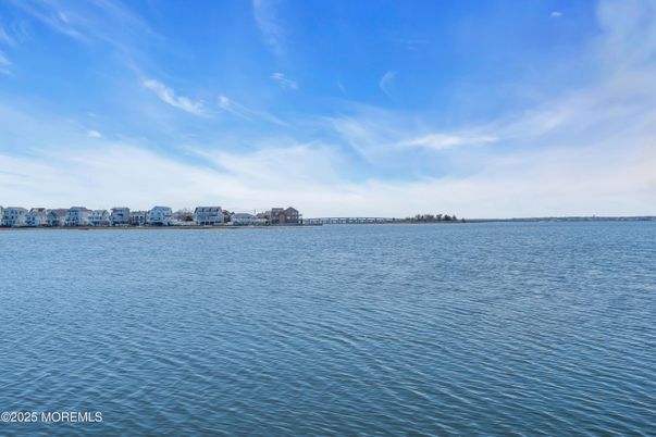 Exterior, Lake