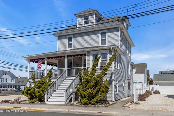 Exterior, Facade, American Foursquare